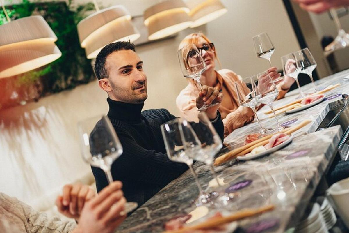 skupina lidí sedících u stolu s vinnými sklenicemi
