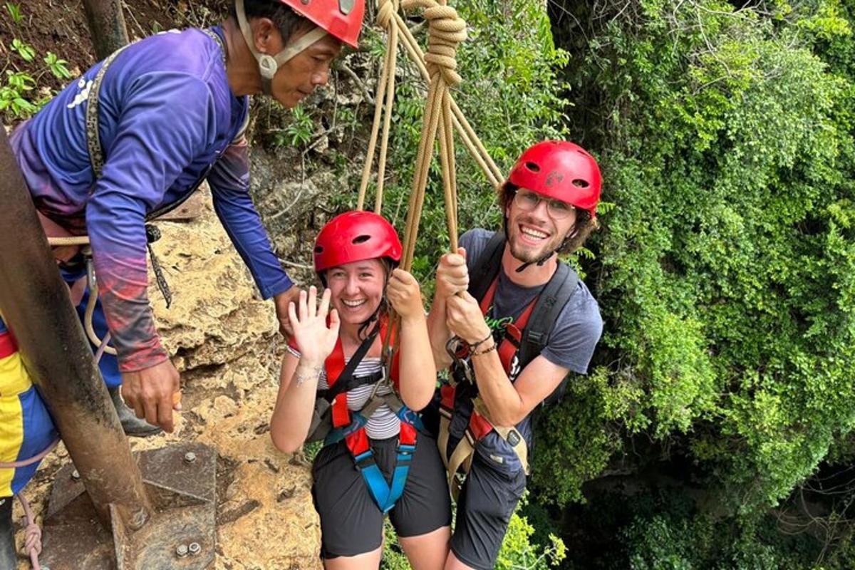 en gruppe mennesker med hjelmer på en zipline