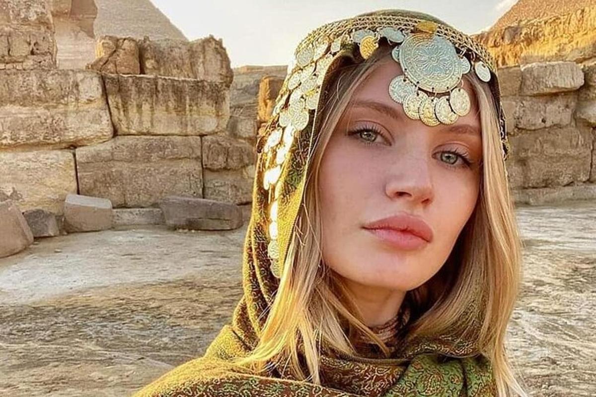 žena s čelenkou před pyramidami