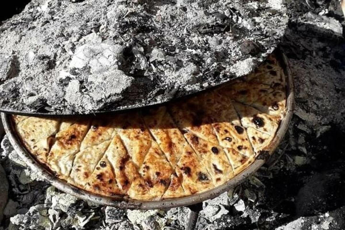 koláč se peče na grilu s pizzou