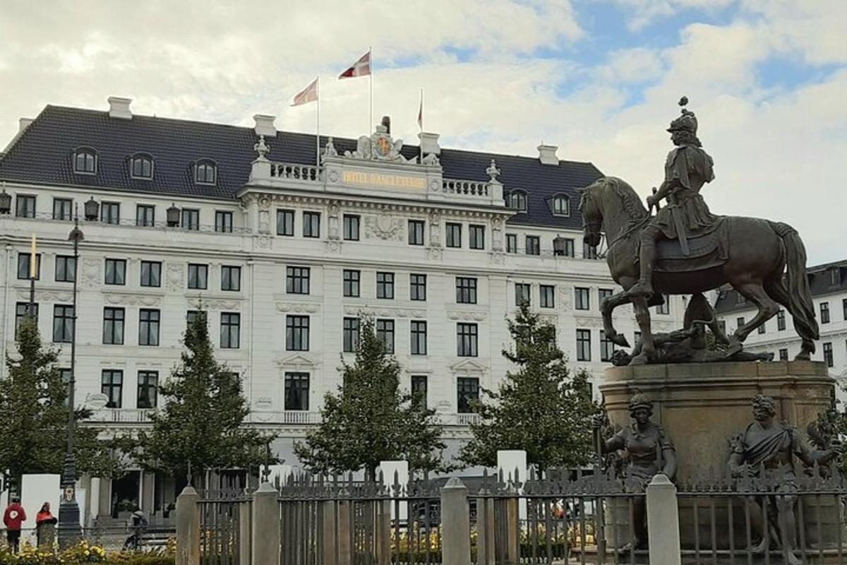 una statua di un uomo a cavallo davanti a un edificio