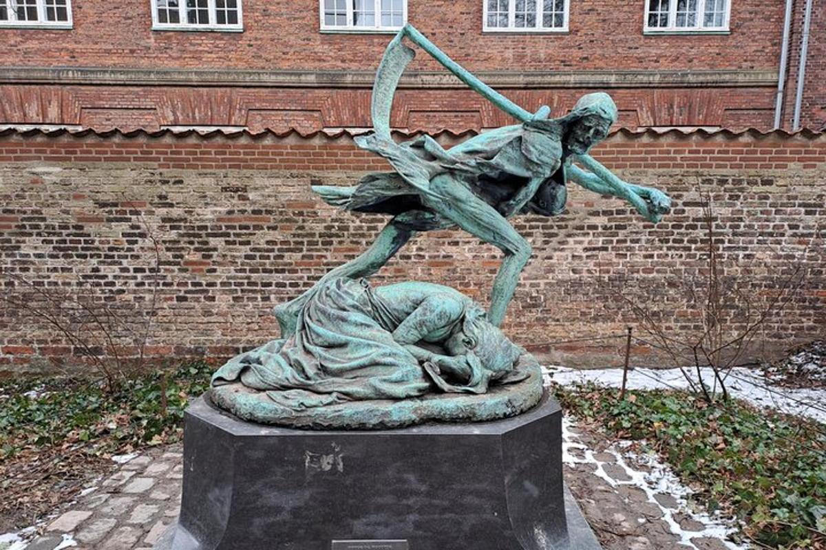 una statua di una donna sdraiata a terra