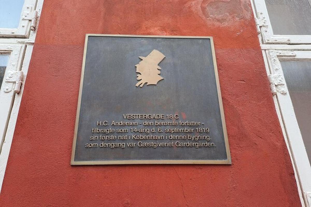 un semn pe lateralul unei clădiri roșii