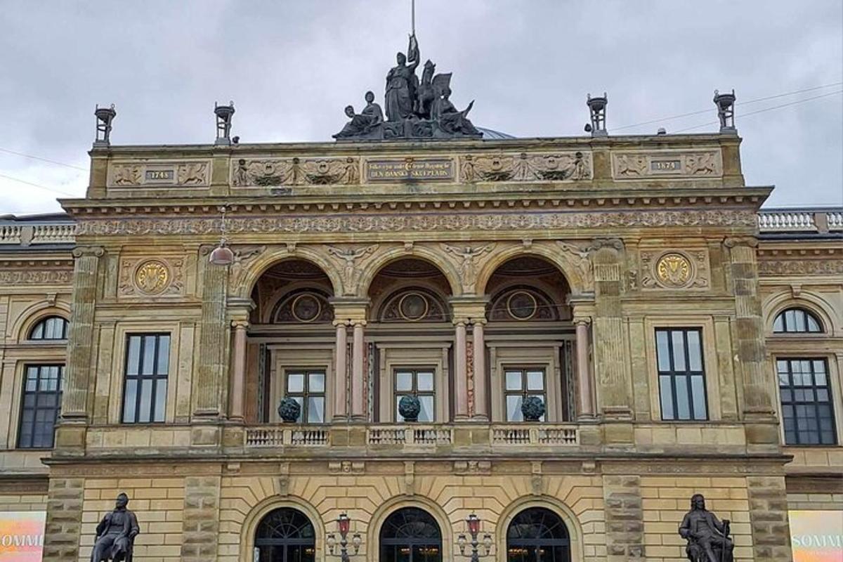 un grande edificio con statue di fronte