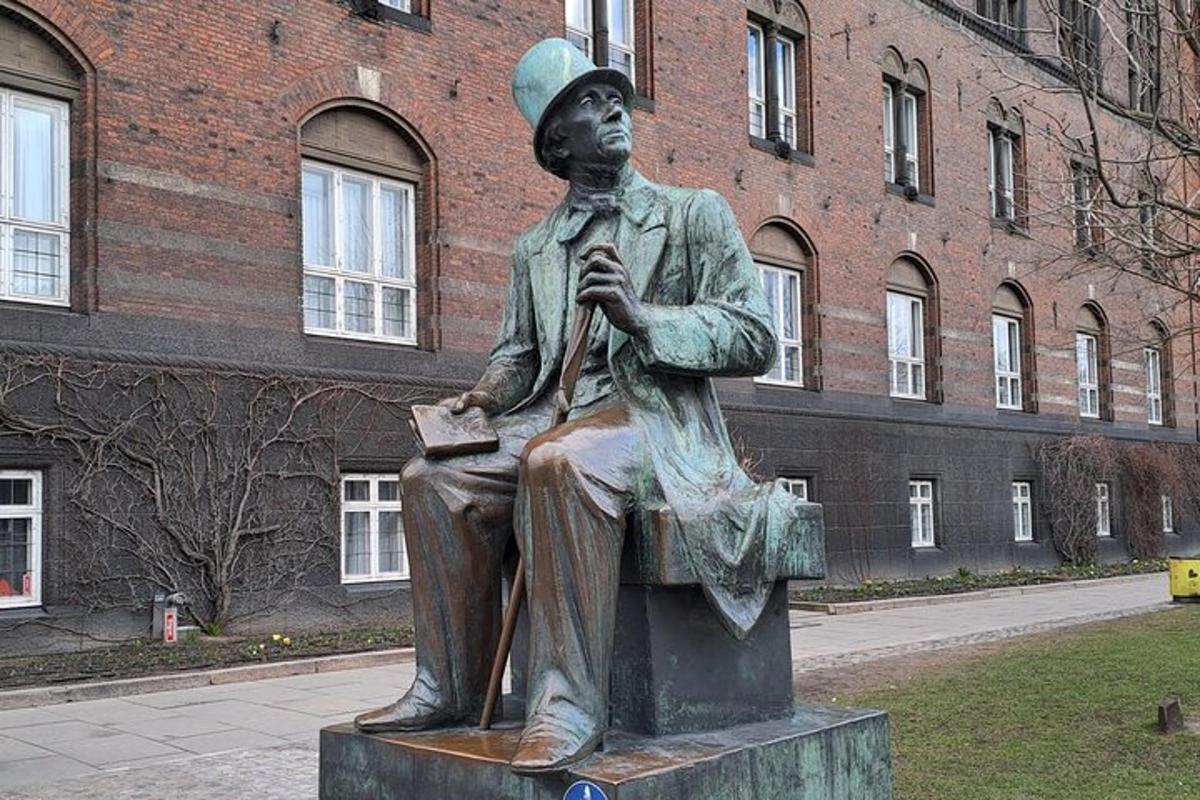 una statua di un uomo seduto su una panchina