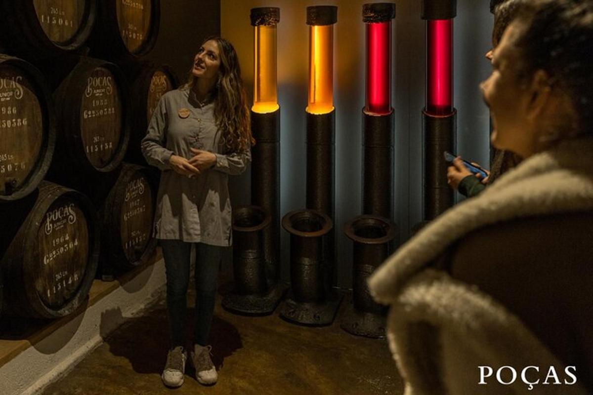 μια γυναίκα που στέκεται μπροστά από ένα σωρό βαρέλια κρασιού