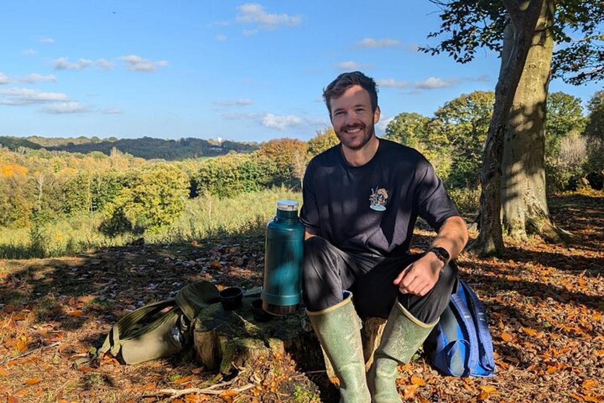 ein Mann, der mit Stiefeln und einer Wasserflasche auf dem Boden sitzt