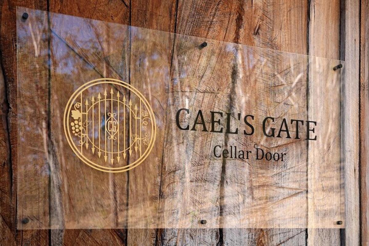 un cartello per un cane calder su un tavolo di legno