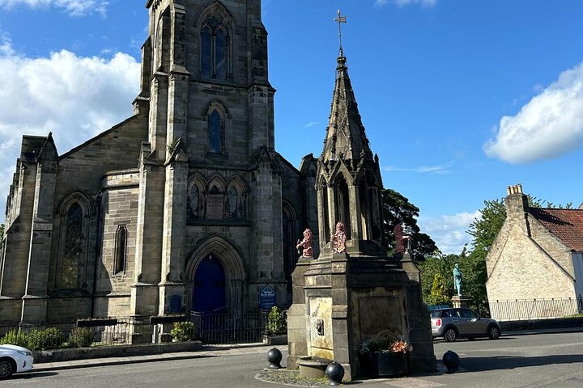sebuah gereja lama dengan menara dan monumen di hadapannya