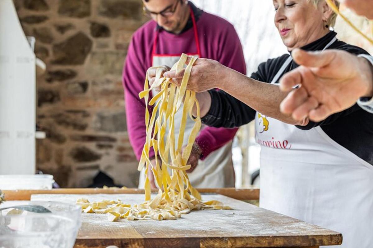 una donna sta preparando la pasta su un tavolo