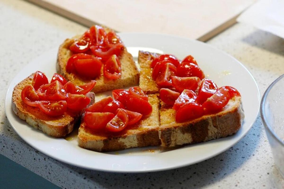 un piatto con tre fette di pane con sopra i pomodori