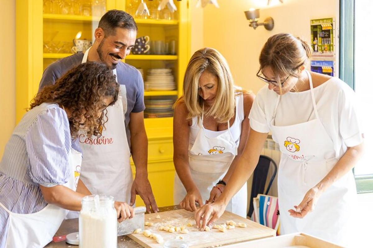 un gruppo di persone in cucina che preparano il cibo
