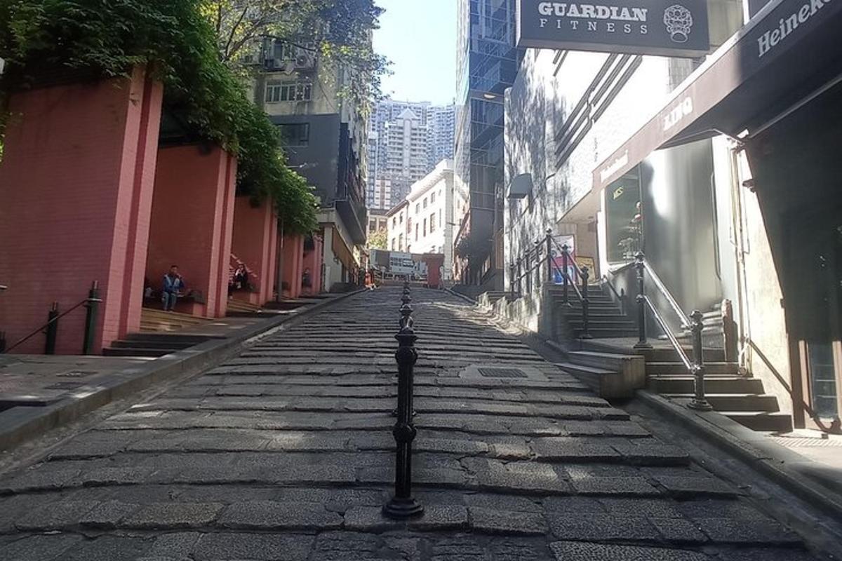 una strada vuota in una città con edifici