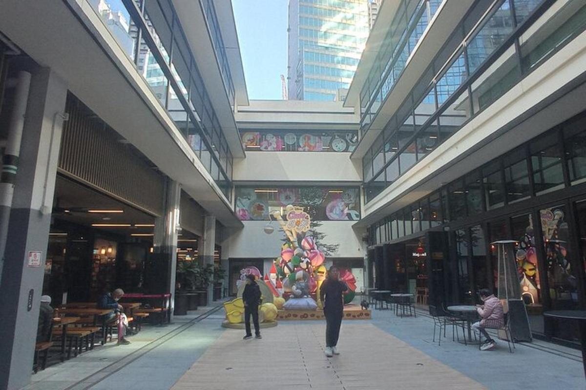 un grande edificio con una grande fontana al centro