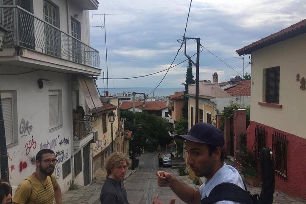 skupina mužů jdoucích po ulici