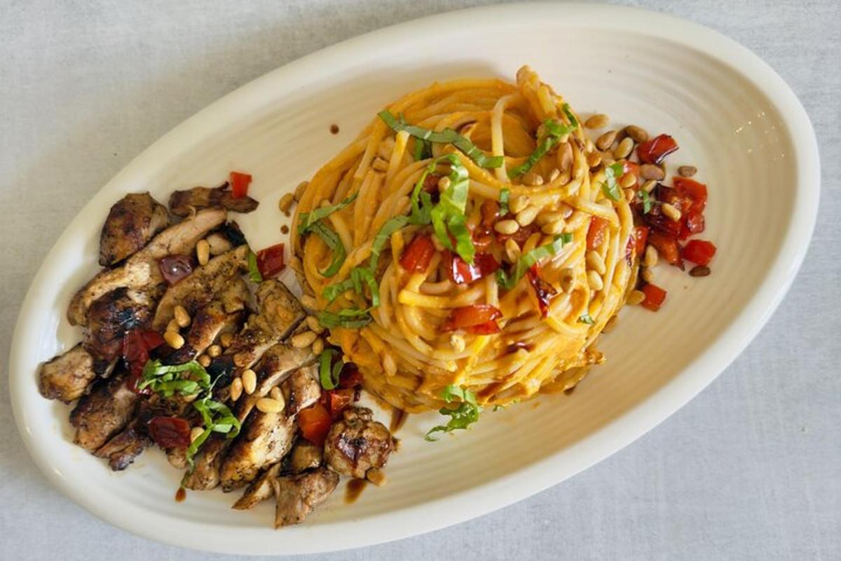 valge taldrik toitu pasta ja köögiviljadega