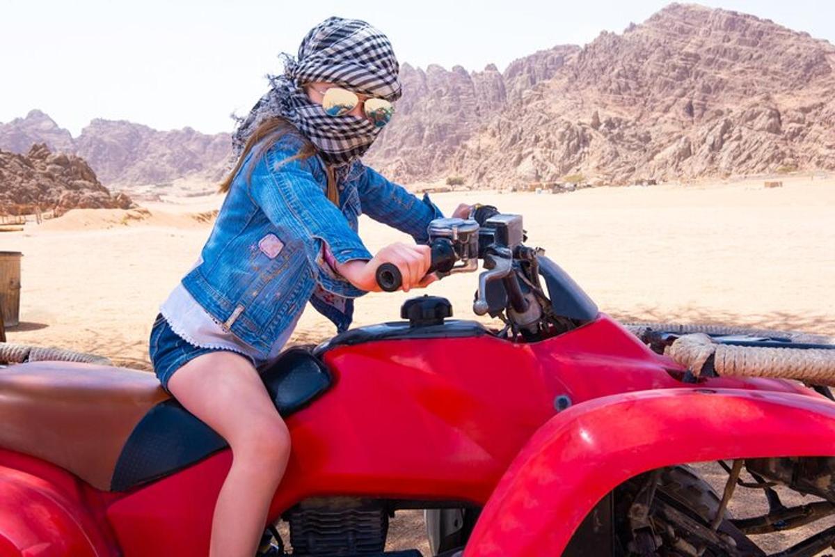 uma mulher sentada em uma motocicleta vermelha no deserto