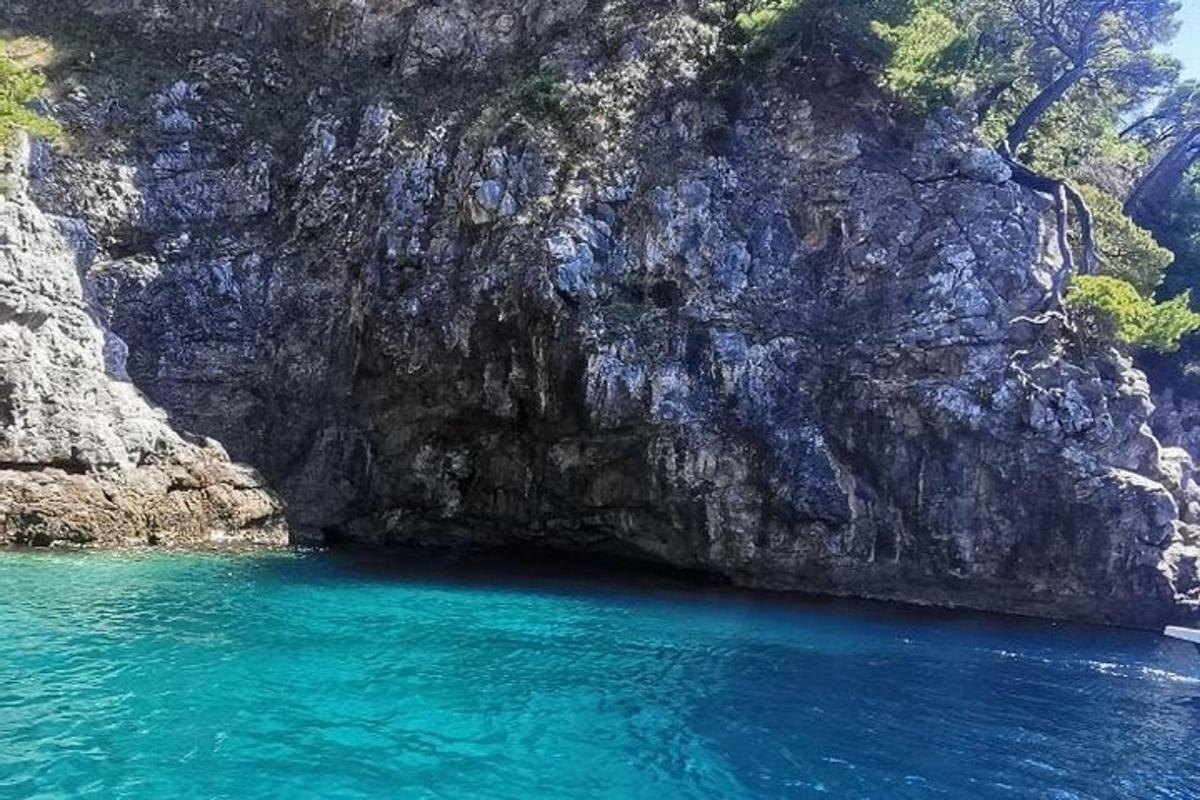 modrá tůňka vody vedle skalnatého útesu