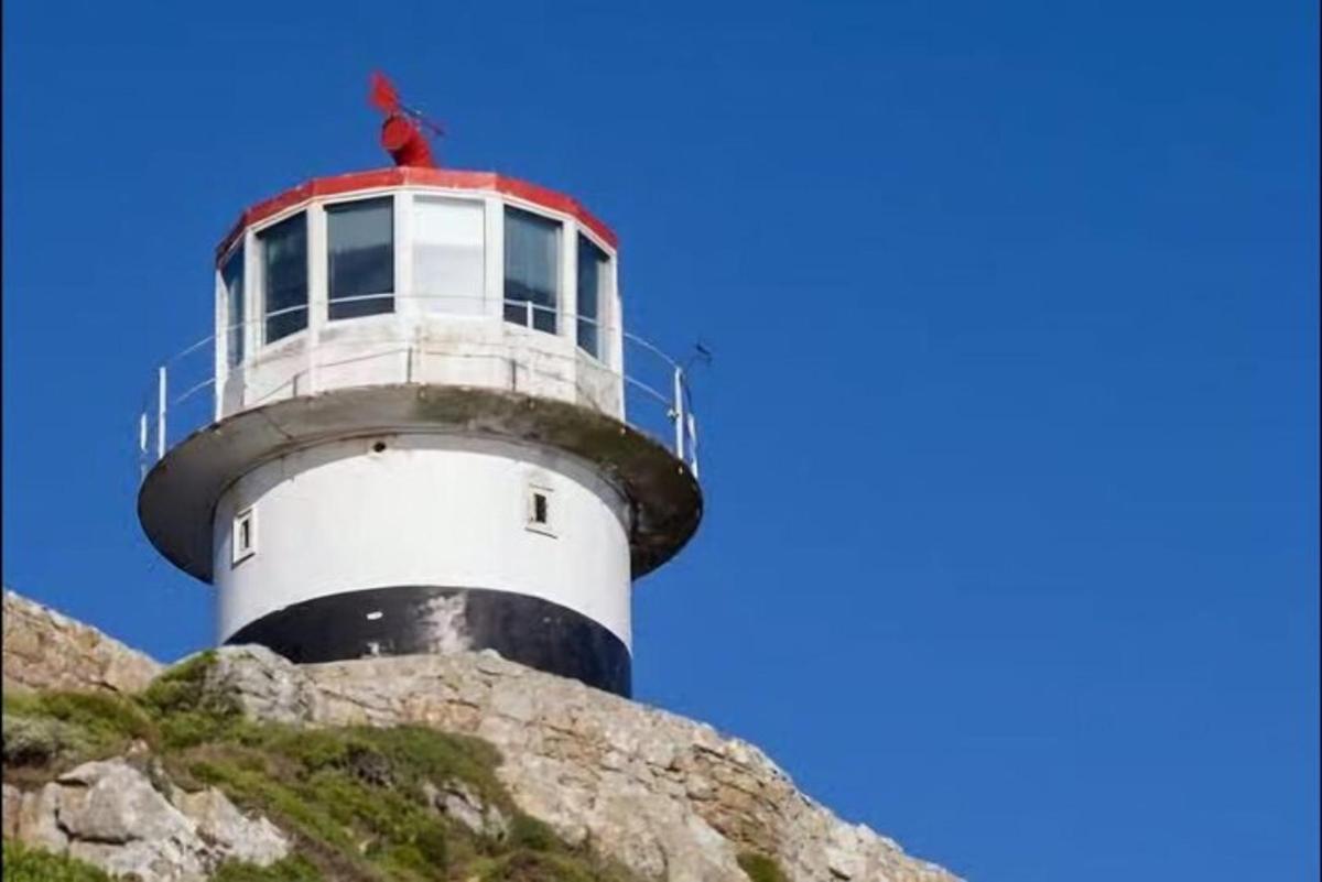 un faro sul fianco di una montagna