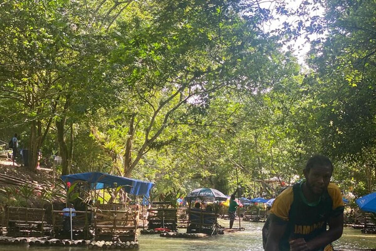 seorang lelaki berdiri di hadapan sebuah taman