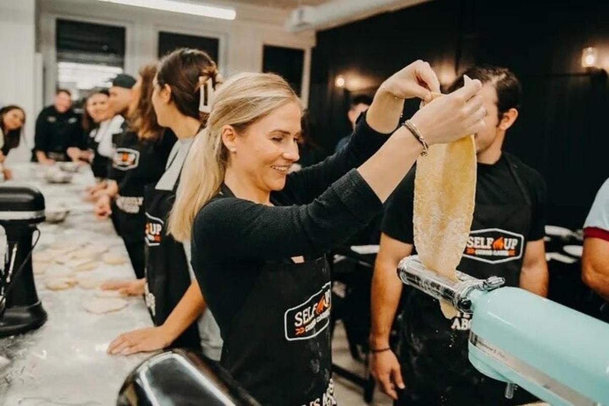 eine Frau schneidet einem Mann in einem Friseursalon die Haare