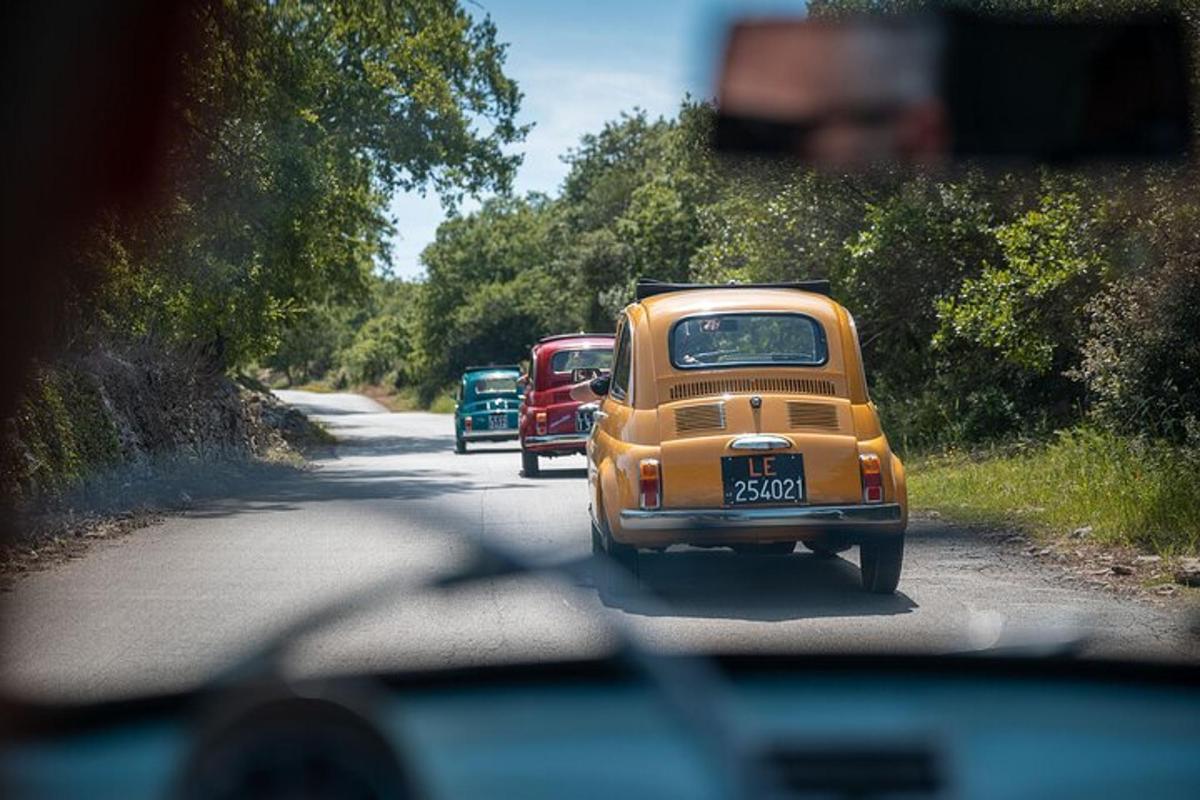 um grupo de carros dirigindo por uma estrada