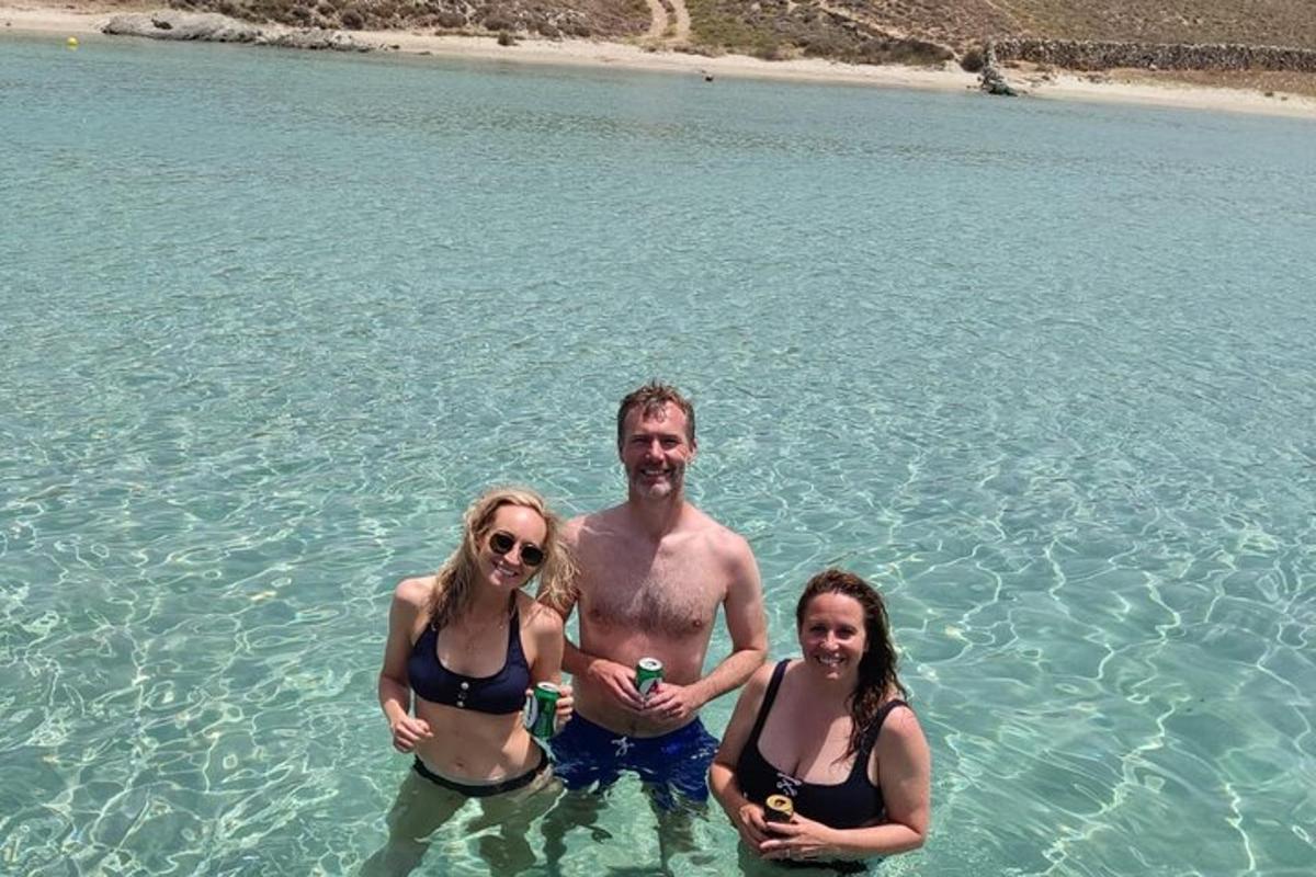 un uomo e due donne in piedi nell'acqua
