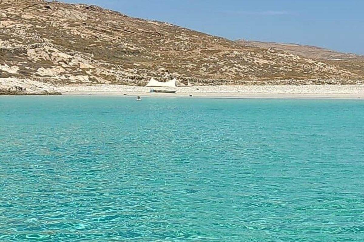 una gran masa de agua con una playa al fondo
