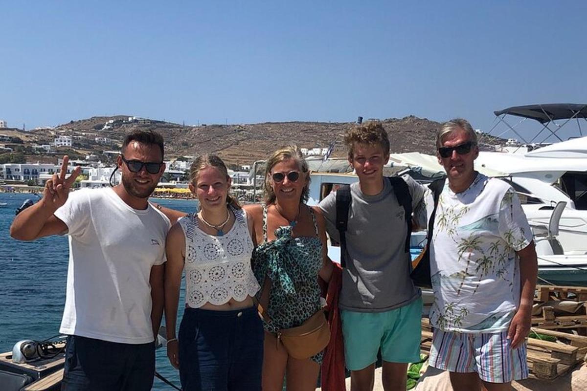 un gruppo di persone in posa per una foto su una barca