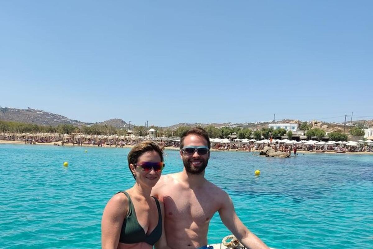 moški in ženska, ki stojita v vodi na plaži