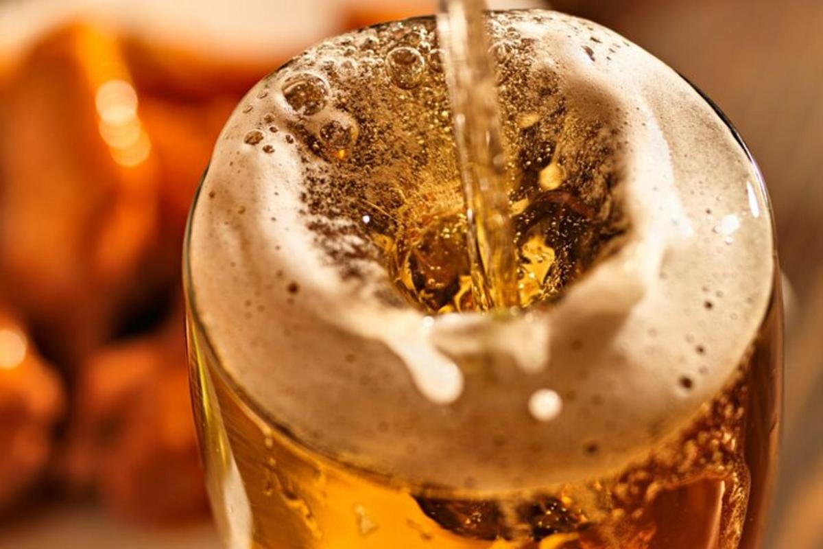Se vierte una cerveza en un vaso