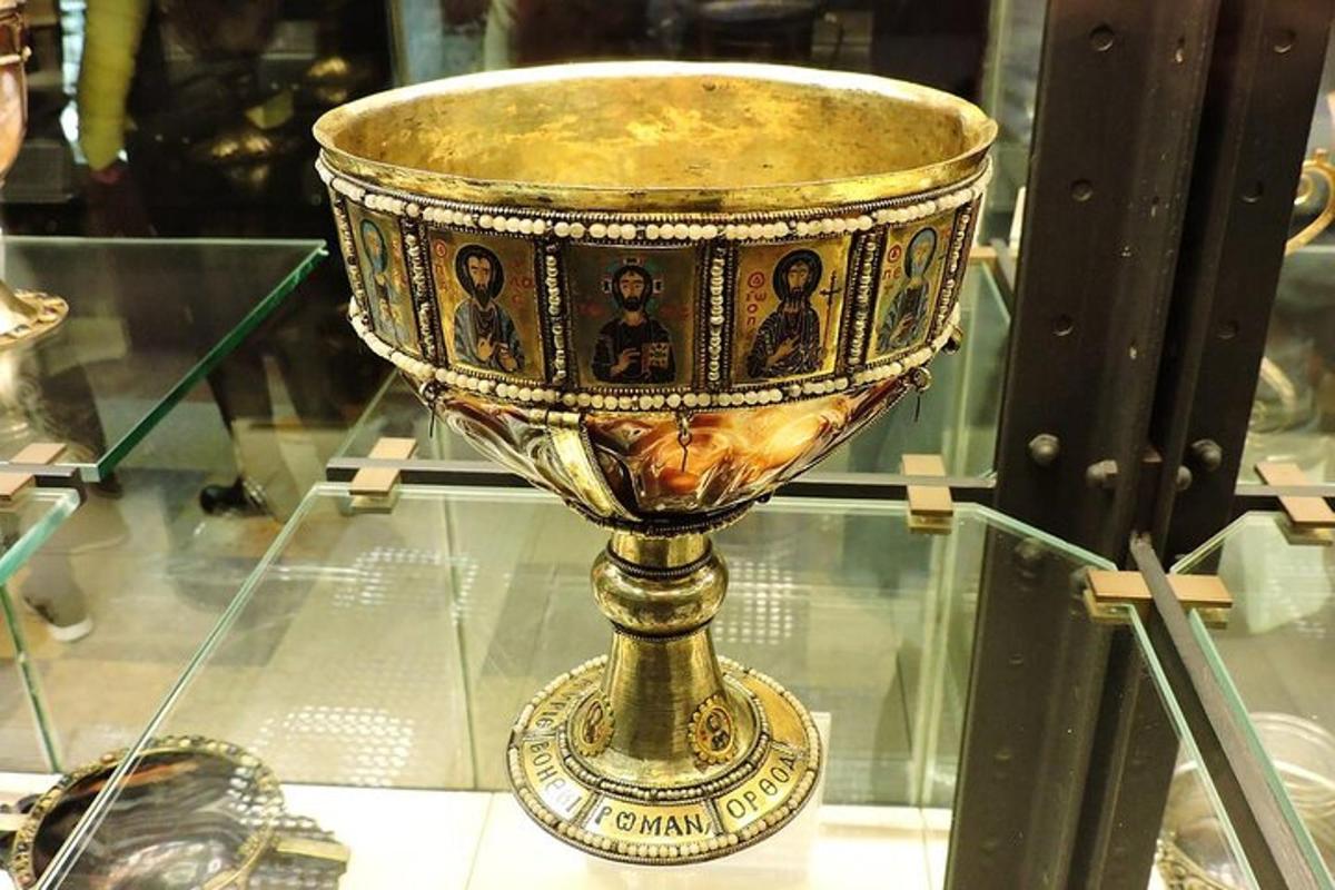klaaslaual väljapanekul olev kuldne trofee
