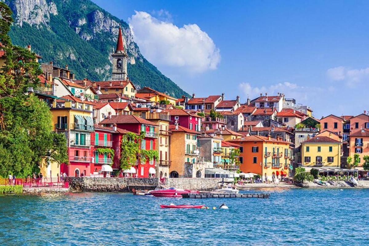 una città sulla riva di uno specchio d'acqua