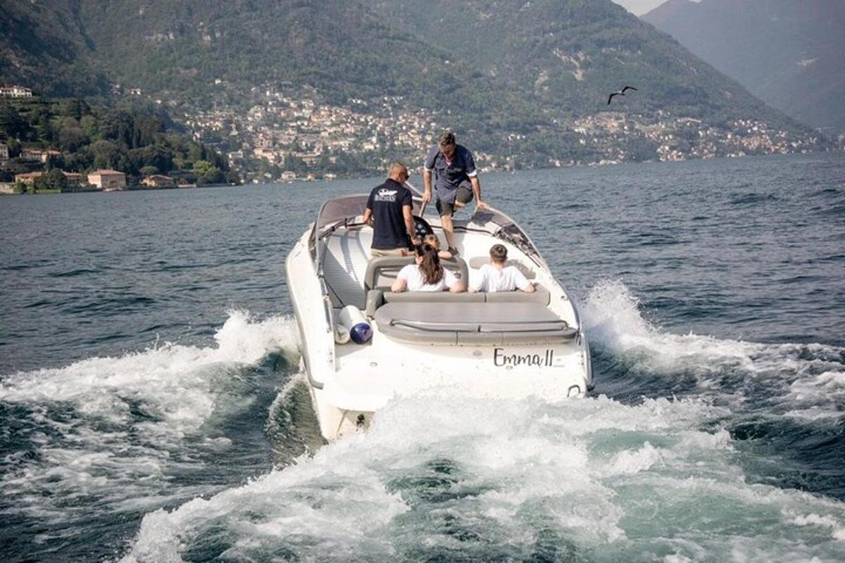 un gruppo di persone su una barca in acqua