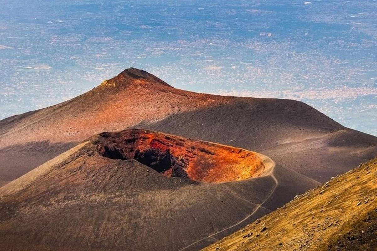 o movilă mare de pământ pe vârful unui munte