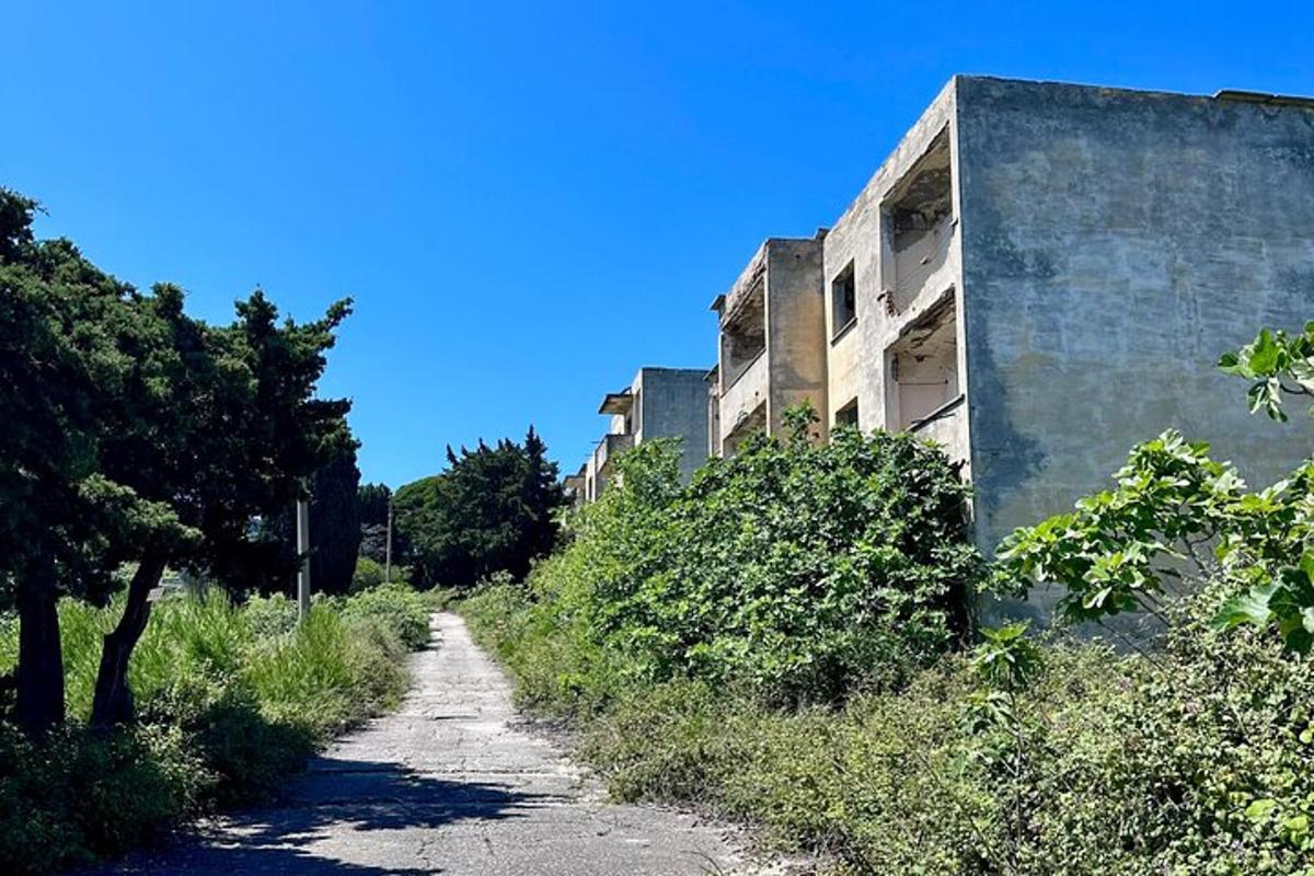 a dirt road in front of a building