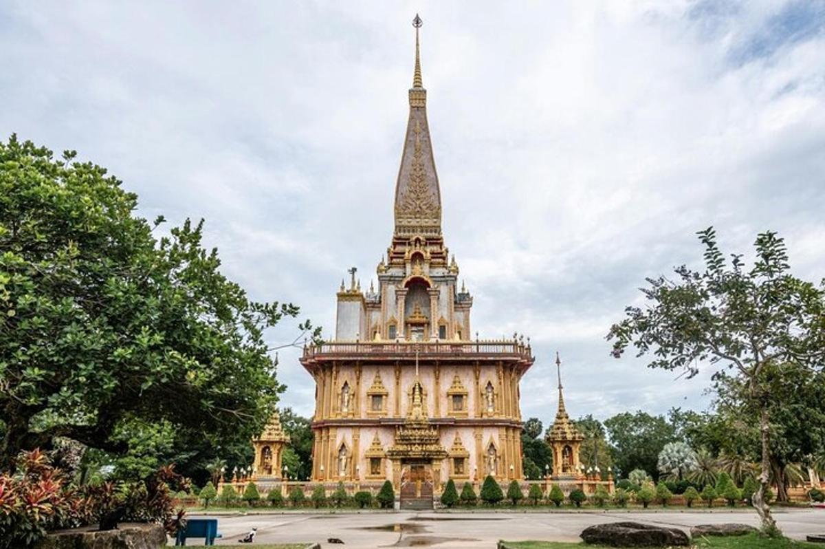 sebuah bangunan besar dengan menara dan puncak menara