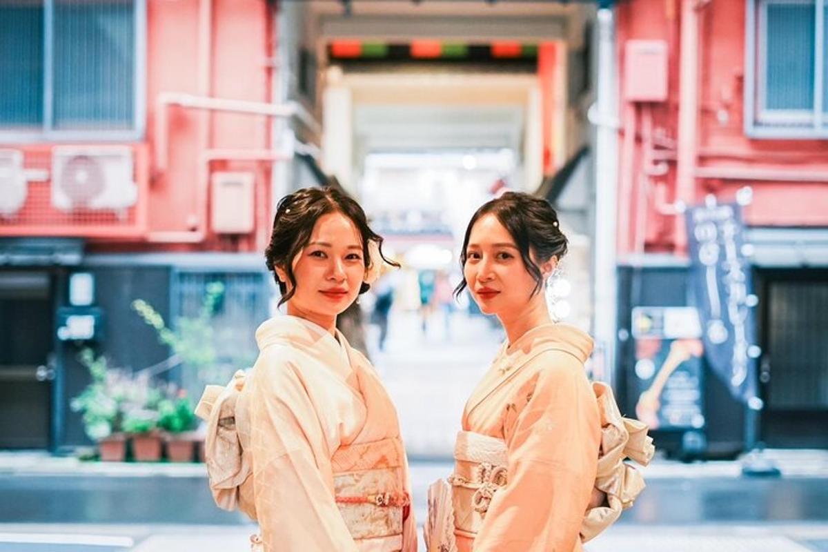 hai người phụ nữ đứng cạnh nhau trên phố