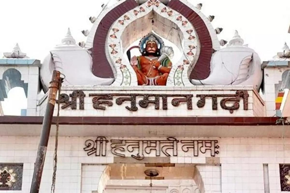 jumaluse kuju hoone katusel