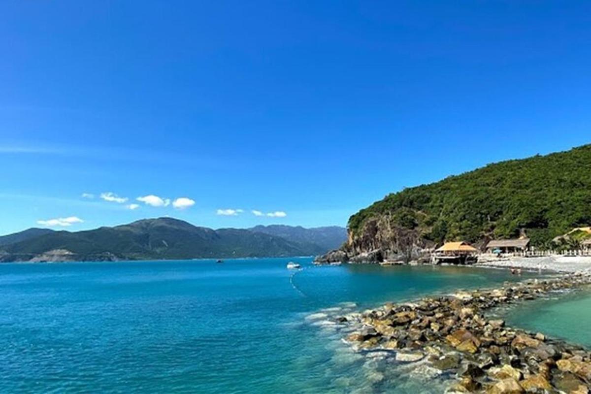 uma vista de uma praia com água azul