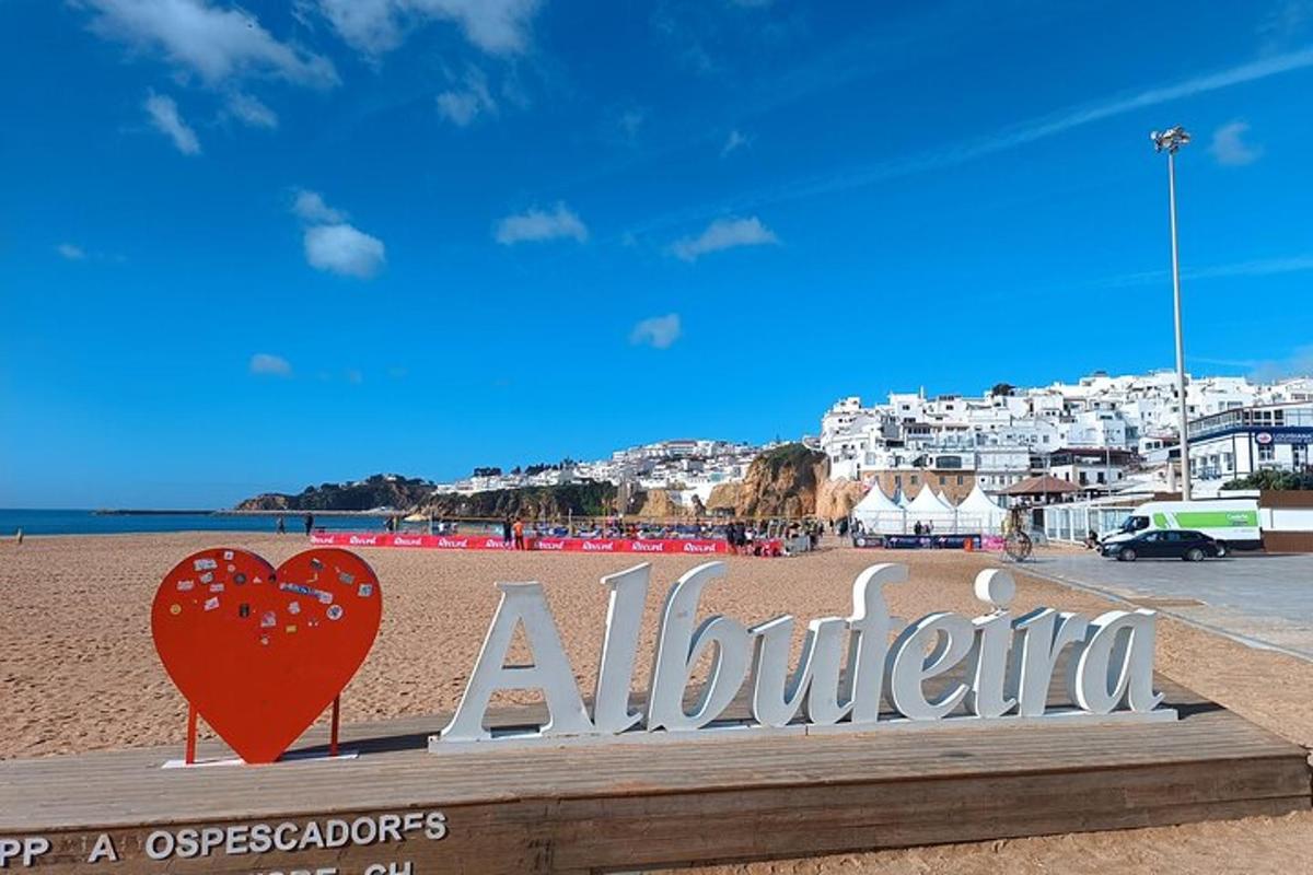 uma placa na praia com um coração vermelho