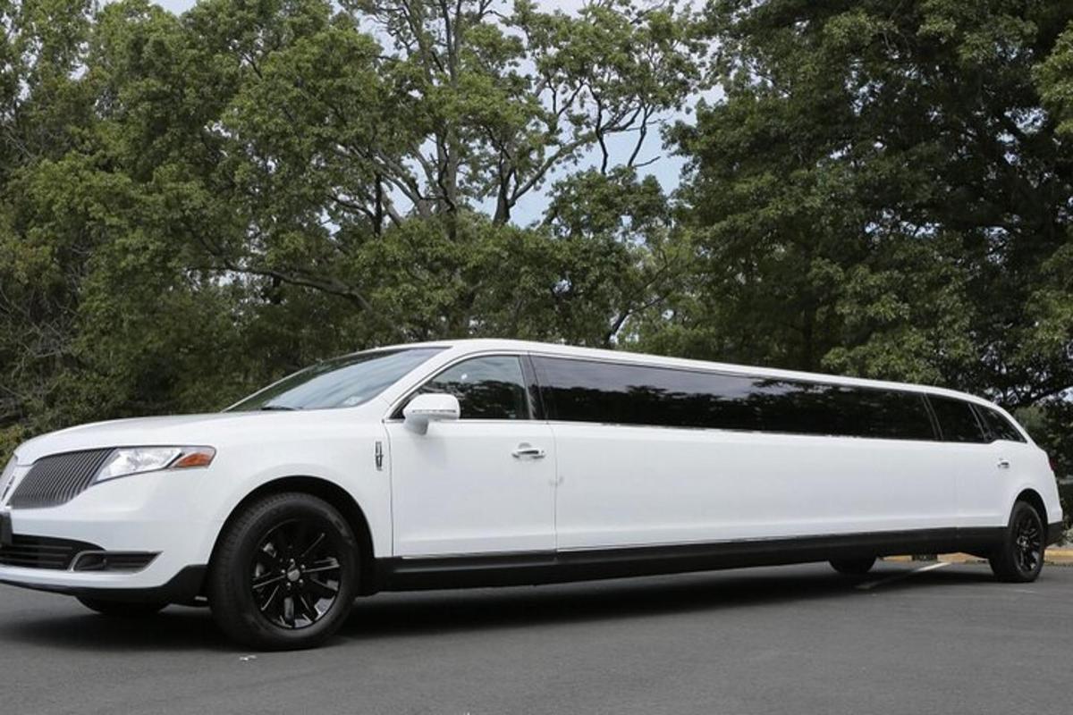sebuah limo putih diletakkan di tempat letak kereta