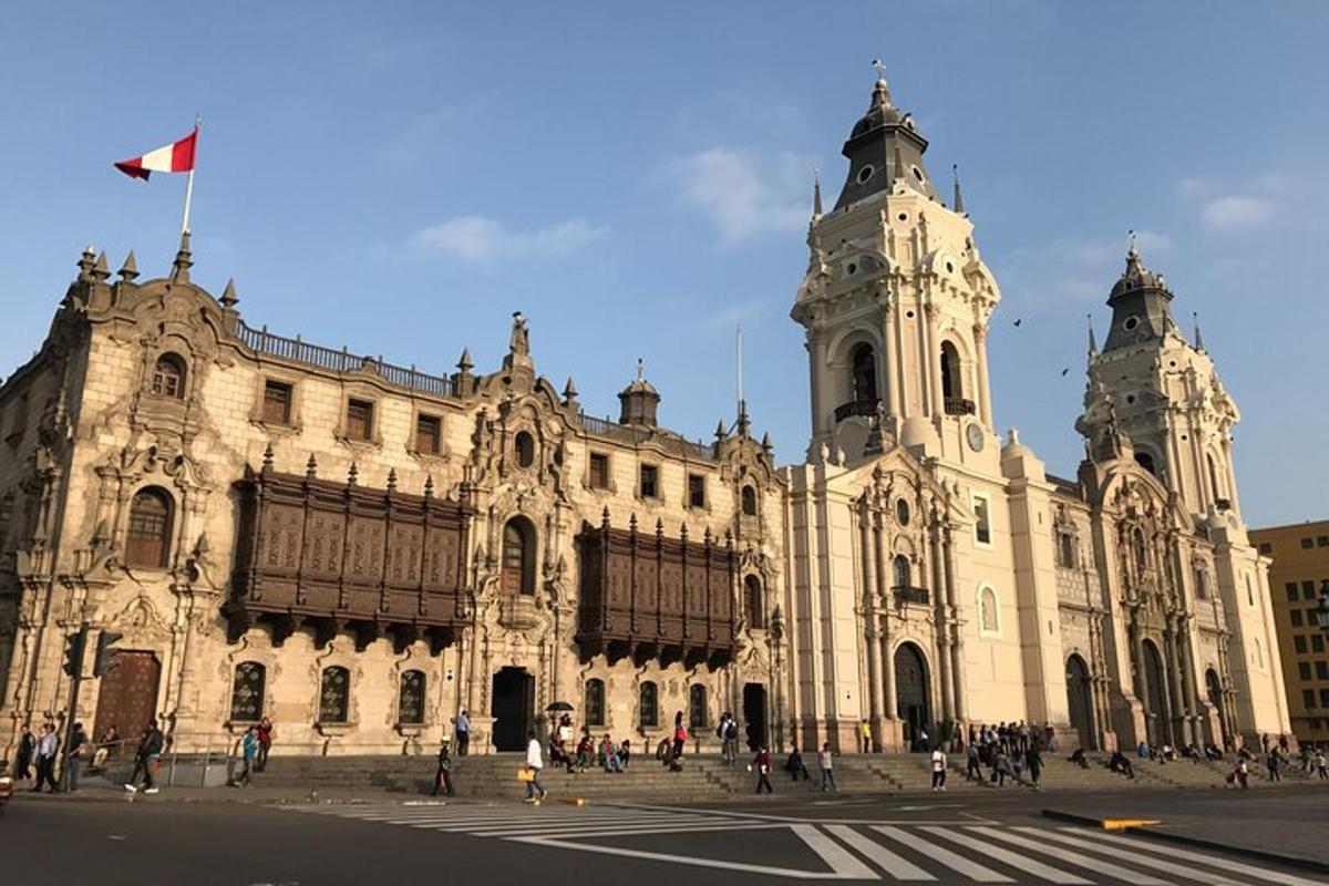 um grande edifício com uma bandeira no topo