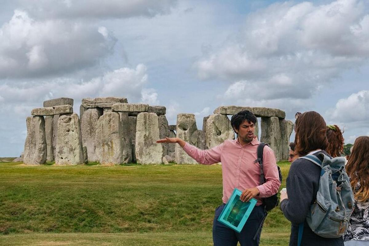 grupp inimesi seisab Stonehenge'i ees