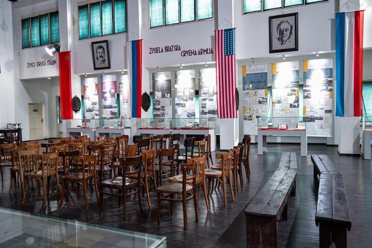 sebuah restoran dengan kerusi dan meja dalam bangunan