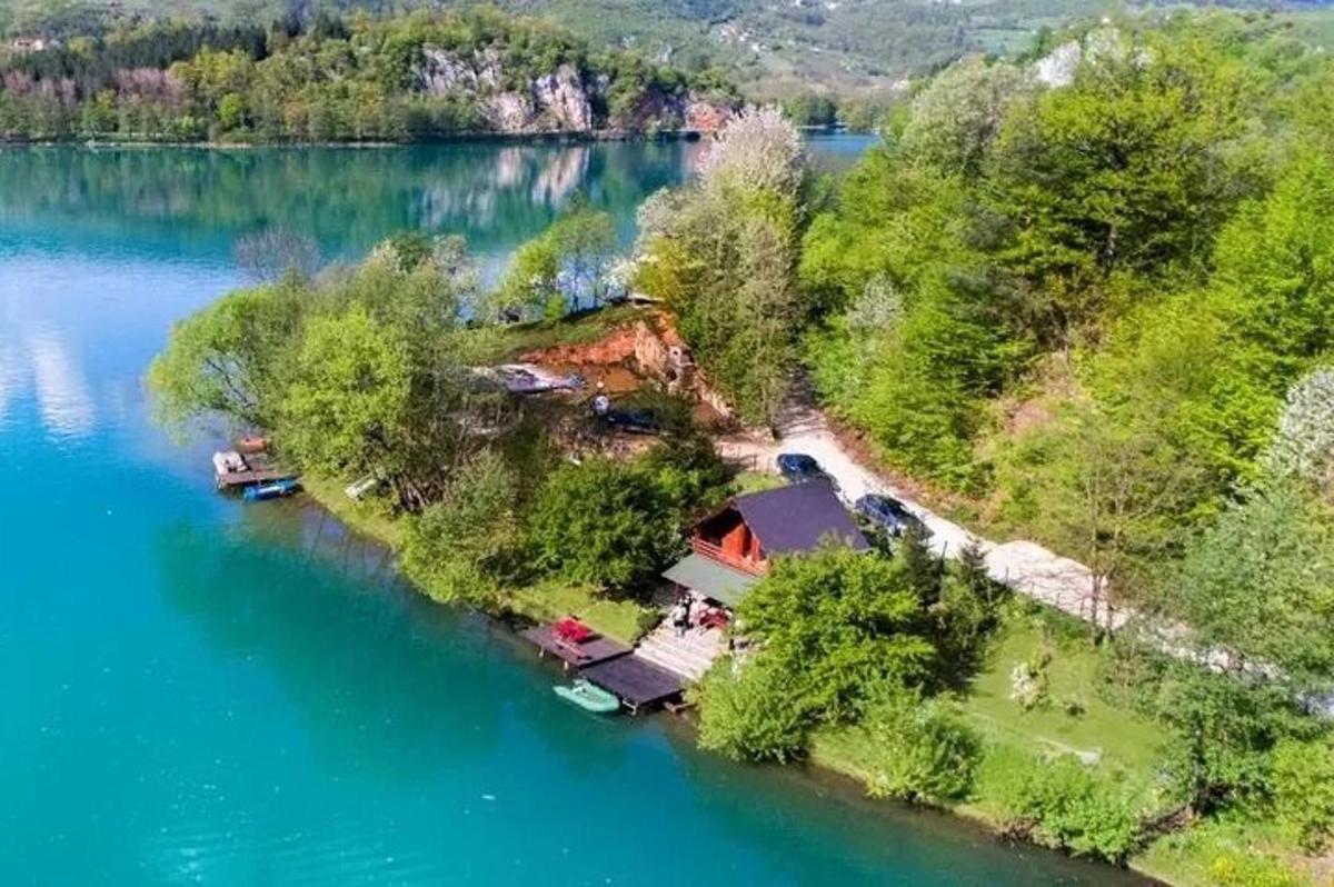 pemandangan udara sebuah rumah di pulau di tasik