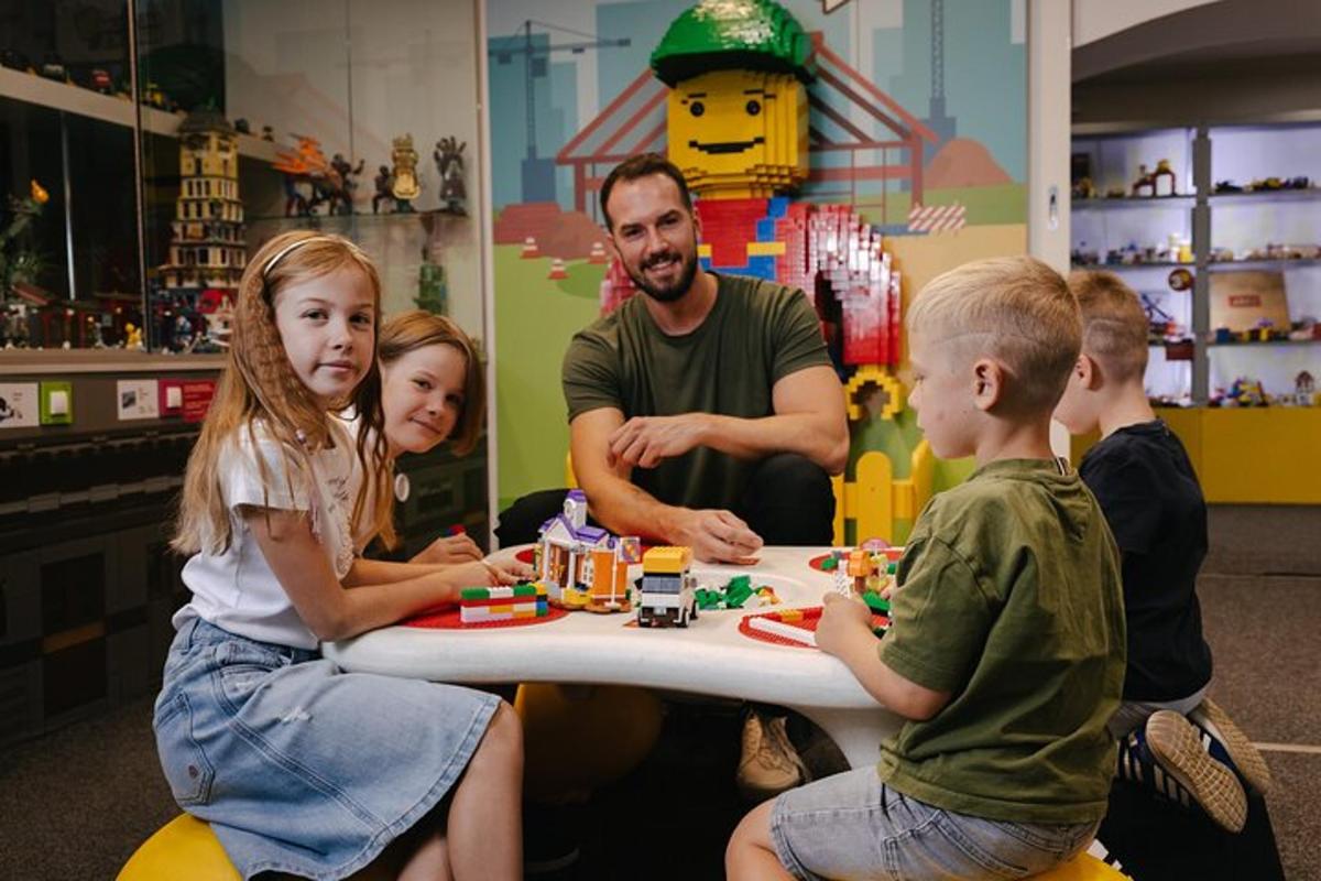 skupina dětí sedících u stolu a hrajících si s legem