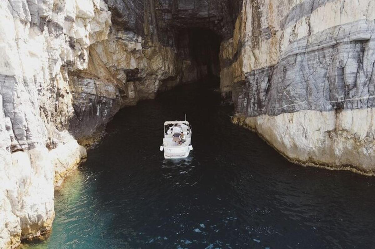 una barca seduta in una grotta nell'acqua
