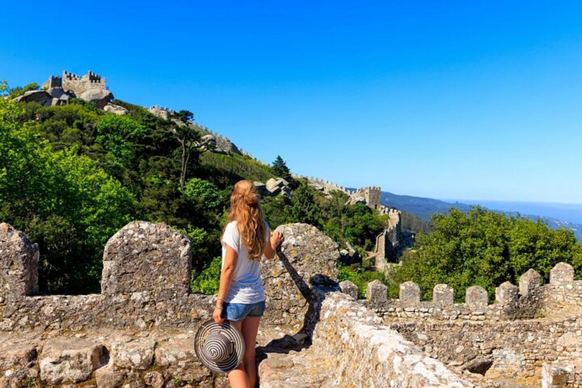 žena stojící na zdi a dívající se na hrad