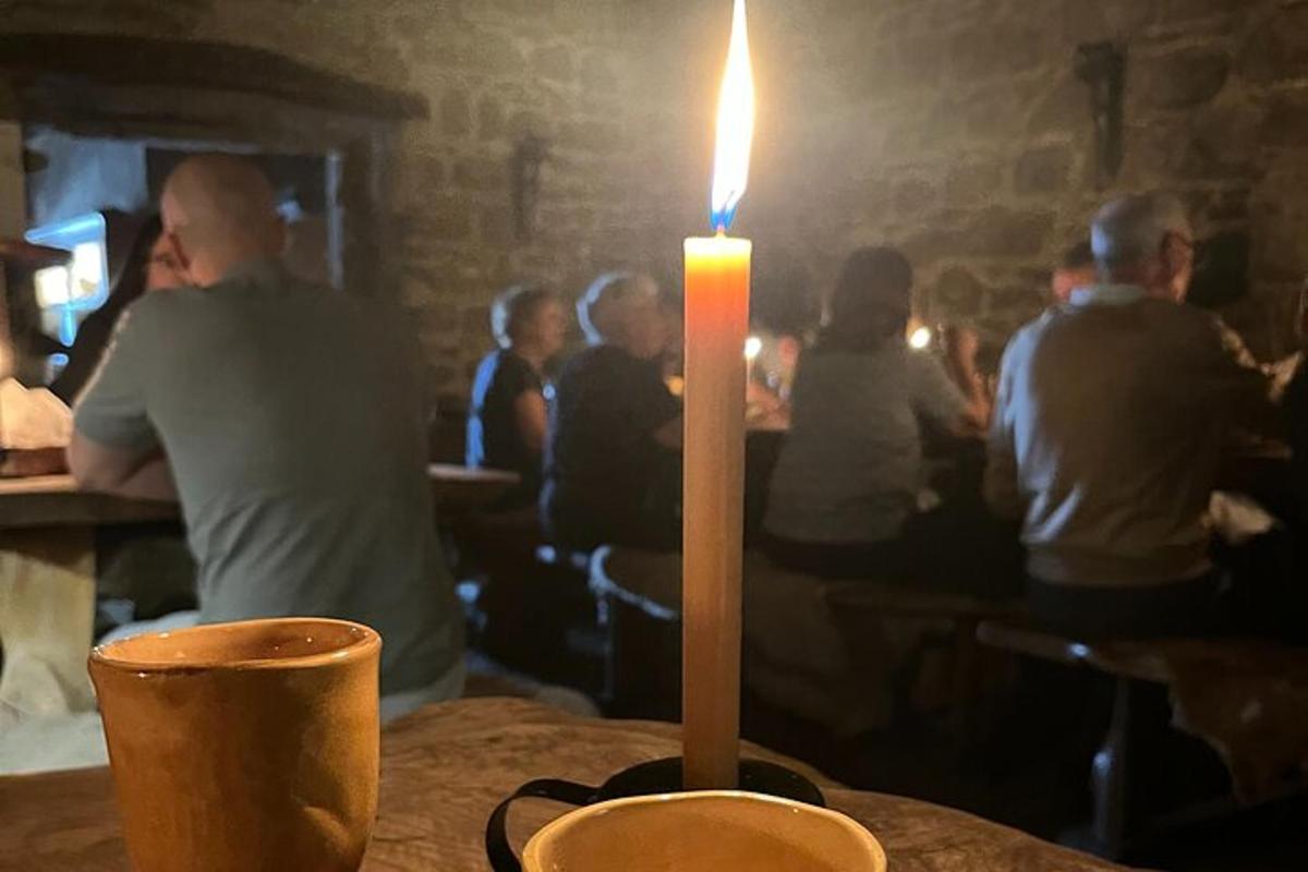 svíčka sedící na stole s lidmi